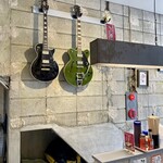 讃岐ブルース - こだわりのギターが飾られています