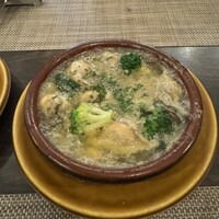 四ツ橋・新町 牡蠣と肉たらしビストロAKIRA - 牡蠣とブロッコリーのアヒージョ