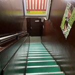 アジアンレストラン＆バー サーランギー - 選挙のポスターが鎮座するアヤシイ階段