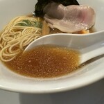 酒肴場 屯 - ほろ苦ビターな煮干しの風味に中村醸造元の津軽醤油が効いてます！