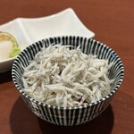 酒肴場 屯 - ご飯には釜揚げしらすたっぷり