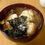 蕎麦おさめ - 温かいお蕎麦を、より美味しくいただけるのもあと少しかと、ずっと気になっていた「揚げ餅おろしそば」を。
            海苔の香りが、びっくりするぐらい豊か。
            さすがに炭水化物摂り過ぎだけど、美味しいんだから仕方ない。