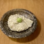 蕎麦おさめ - こちらは蕎麦がき。ご覧の粒々の通りで、粗いんです。
            そのおかげか、香りも華やか。お塩が合いますねぇ。
            こちら、納さんのご好意かと♡
            いつもありがとうございます(^^)