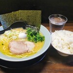 Ranran Tei - 家系ラーメン醤油味800円 小ライス150円