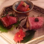 おにく 花柳 - 和牛クラシタの軽い炙り北海道産生雲丹巻き天山葵・和牛イチボ叩きフルーツトマトポン酢ジュレ・和牛ミニヨンの燻製の味噌漬フォアグラ巻き