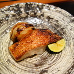 神楽坂 石かわ - 金目鯛と新玉ねぎの炭火焼