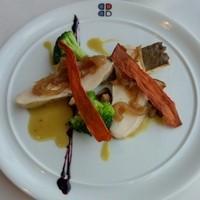 ブラッスリー ポール・ボキューズ 大丸東京 - 低温で火を通した鶏胸肉とレバーペーストのタルティーヌ　グリーンマスタードのソースで