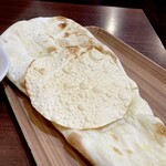 ナンとパパド。ナンは一枚おかわりできます