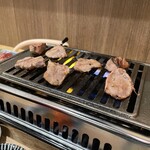 焼肉大衆酒場 真 肉焼屋 - 