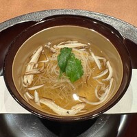 懐食みちば - お椀は沢煮椀、揚げられたアイナメの香りと淡白な身が出汁を引き立てる感じでした