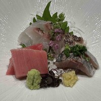 懐食みちば - お造り、鯛・鯵・鮪の三種、鯛は少し桜色掛かっていて美味でした