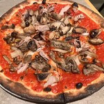 Pizzeria domo - PIZZAボスカイオーラ2,100円
                      トマトソース、自家製ツナ、キノコ、グラナパウダーチーズ
