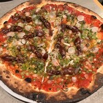 Pizzeria domo - PIZZAホタルイカと静岡県農薬不使用の葉ニンニクとアンチョビのピッツァ マリナーラ2,400円
