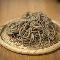 蕎麦おさめ - いつも美味しい「玄挽きそば」。この日も凄すぎました！
                    普段は鳥取県伯耆町産が多いのですが、今回は山形県越沢産。
                    これが、なんともエネルギッシュ！
                    味わいが力強く、香りもまた、品のある野趣が豊か♪