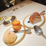 アピシウス - パンは三種類から選べます