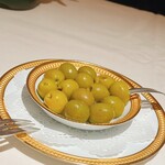 アピシウス - 種抜きoliveをつまみながらメニューとニラメッコ