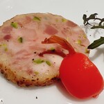 アピシウス - このガランティーヌが半端なくウンマイ。手前は何かのピクルス