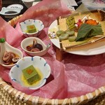 Keishoukan Sazanamitei - 前菜は、よもぎ豆腐、イイダコの旨煮、空豆の塩ゆで、小鯛ウニ焼き、柏餅、木の芽しんじょう