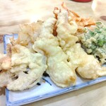 Itsusa Miyashiro - 天ぷら（海老x2、レンコン、鶏、、春菊、かき揚げ）