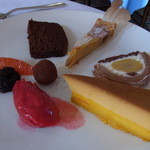 フランス料理グルメ - 2014.2)ツレのデザートは８種類
