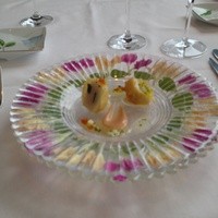モナリザ 丸の内店 - 2枚重ねのお皿の間にそれぞれの花びらが