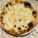 Pizzeria UWOZA - クァトロフォルマッジ