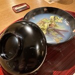 おかもと - 5.蛤の出汁、サヨリ、蕗のとう、蕨、ウド、フキの椀。
      