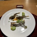 おかもと - 7.稚鮎の炭火塩焼き、稚鮎の素揚げ山椒のソース。
