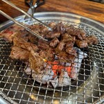 지우 - 店員さんによる焼肉調理中