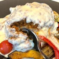 37 Steakhouse & Bar - とろける5種のチーズに包まれた21日間熟成ブラックアンガス×オーストラリアビーフのキーマカレー炭火で焼き上げたグリル野菜を添えて