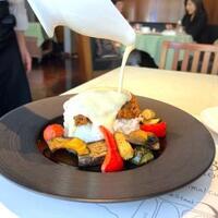 37 Steakhouse & Bar - とろける5種のチーズに包まれた21日間熟成ブラックアンガス×オーストラリアビーフのキーマカレー炭火で焼き上げたグリル野菜を添えて