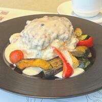 37 Steakhouse & Bar - とろける5種のチーズに包まれた21日間熟成ブラックアンガス×オーストラリアビーフのキーマカレー炭火で焼き上げたグリル野菜を添えて