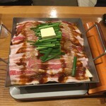 Hakoya - 豚カルビの特製旨辛ダレ鉄板焼き