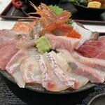 有限会社 長谷川水産 - お米が見えないほどのお魚がてんこ盛り