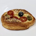 ザ ガク ベーカリー - 料理写真:ミニトマトとオリーブのデニッシュ