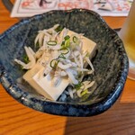 Kaisen Sushi Izakaya Shichifuku - お通しの豆腐の生シラス和え。