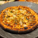 炭と、肴と、酒。 いこる - 岩のりの玉ねぎのピザ