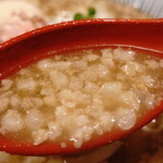 Yaki Ago Shio Ramen Takahashi - “スープ”を飲んでみると、キリっと効いた濃い目の“醤油味”に、“背脂”が混じることで円やかな口当たりになっています。