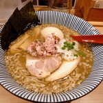 Yaki Ago Shio Ramen Takahashi - “特製背脂煮干し醤油らー麺”、“背脂”がタップリ浮いた“醤油スープ”にトッピングは、“肩ロース”、“豚バラ”、“鶏”の３種類の“チャーシュー”と、“味玉”、“海苔”３枚と“メンマ”、“たまねぎ”、“小ネギ”です。