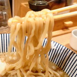 Yaki Ago Shio Ramen Takahashi - “麺”は、ムチッとした手揉みの“太麺”、やや硬さを残した茹で上げですが、モッチリとした食感です。