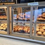 R Baker - 店内のパン販売