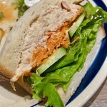 R Baker - ツナ、人参、胡瓜、レタスのサンドイッチ