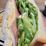 R Baker - 玉子、ハム、レタスのサンドイッチ