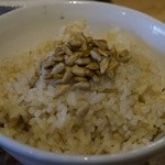 キツツキ - 五分つきご飯(麦入り、ひまわりの種のふりかけ)