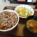 すき家 - 牛丼並（280円）＋サラダセット（100円）