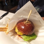 Wattle Tokyo - 山形牛のチーズバーガー