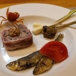 쿠리야 슈치쿠 - 前菜盛り合わせ
                        ①稚鮎&フルーツトマト②パテ・ド・カンパーニュ③エシャロット&蕗味噌④素揚げ沢蟹
                        日本料理なのにパテ・ド・カンパーニュが載ってて驚きましたが、フレンチのそれよりも優しい味わいでした