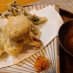 쿠리야 슈치쿠 - 天麩羅盛合せ
                        ⑬巨大なめこ茸(山梨県飛騨産)⑭牡蠣(広島県江田島産、3年半もの)⑮たらの芽 
                        巨大なめこ茸のニュルッとした食感と滋味と旨みが堪らないです