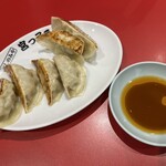 宮っ子ラーメン - 餃子はボリューム感があってニンニク効いてて美味しい