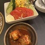 焼肉 やくやく亭 - 盛合わせサラダ、キムチ